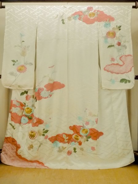 画像2: O1003F 女性用 振袖   シルク（正絹） 光沢のある白,  菊 【中古】【USED】【リサイクル】 ★★☆☆☆【O1003F】 (2)