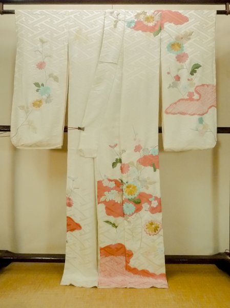 画像3: O1003F 女性用 振袖   シルク（正絹） 光沢のある白,  菊 【中古】【USED】【リサイクル】 ★★☆☆☆【O1003F】 (3)