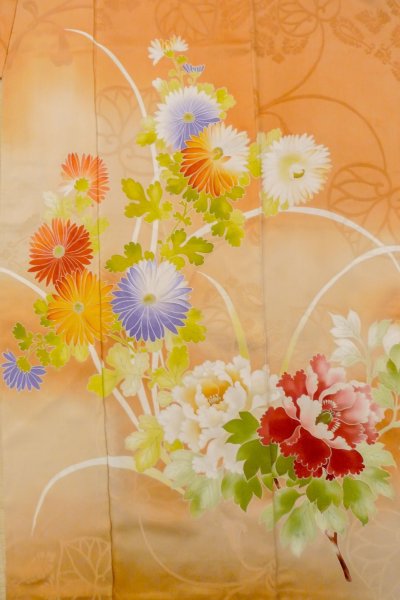 画像8: O1105B 女性用 振袖   シルク（正絹） 淡い橙色,  ぼたん 【中古】【USED】【リサイクル】 ★★☆☆☆【O1105B】 (8)