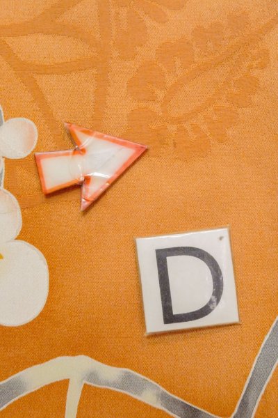 画像30: O1105B 女性用 振袖   シルク（正絹） 淡い橙色,  ぼたん 【中古】【USED】【リサイクル】 ★★☆☆☆【O1105B】 (30)