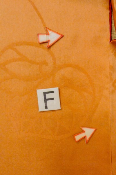 画像32: O1105B 女性用 振袖   シルク（正絹） 淡い橙色,  ぼたん 【中古】【USED】【リサイクル】 ★★☆☆☆【O1105B】 (32)