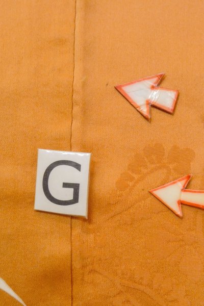 画像33: O1105B 女性用 振袖   シルク（正絹） 淡い橙色,  ぼたん 【中古】【USED】【リサイクル】 ★★☆☆☆【O1105B】 (33)