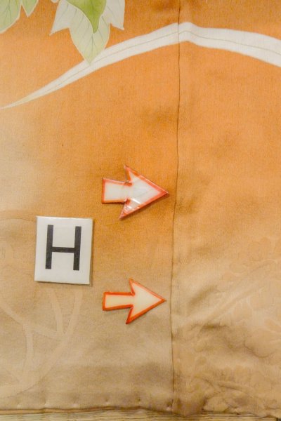 画像34: O1105B 女性用 振袖   シルク（正絹） 淡い橙色,  ぼたん 【中古】【USED】【リサイクル】 ★★☆☆☆【O1105B】 (34)