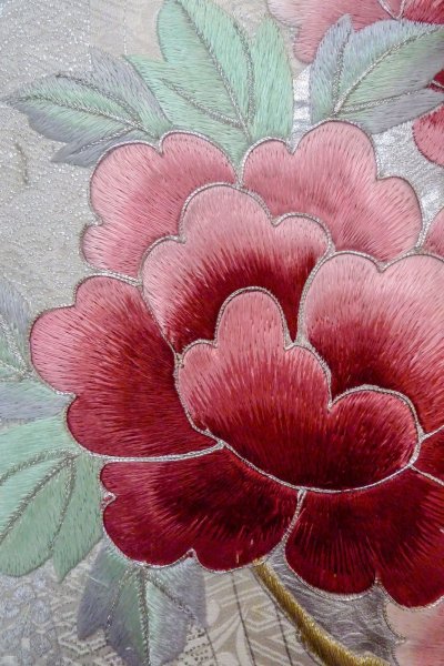 画像9: O1126A 女性用 振袖   シルク（正絹） 白,  ぼたん 【中古】【USED】【リサイクル】 ★★★☆☆【O1126A】 (9)