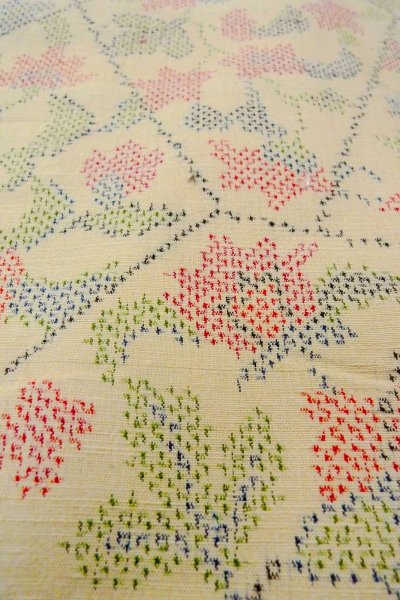 画像9: O1126D 女性用 紬  十日町紬  シルク（正絹） アイボリー,  花 【中古】【USED】【リサイクル】 ★★★★☆【O1126D】 (9)