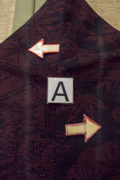 画像14: O1126F 女性用 紬   シルク（正絹） 黒,  菊 【中古】【USED】【リサイクル】 ★★☆☆☆【O1126F】 (14)