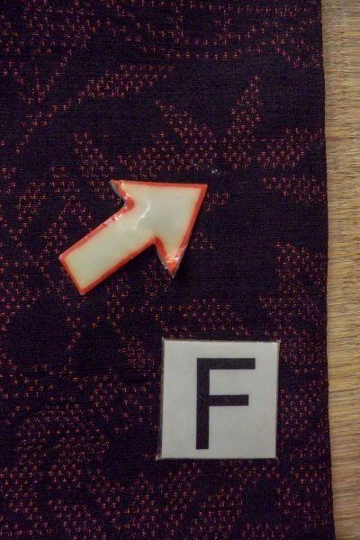 画像19: O1126F 女性用 紬   シルク（正絹） 黒,  菊 【中古】【USED】【リサイクル】 ★★☆☆☆【O1126F】 (19)