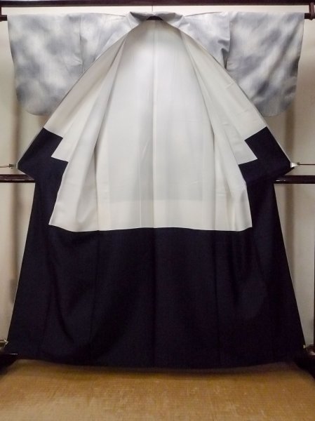 画像2: O1126P 女性用 紬  十日町紬  シルク（正絹） 薄い灰色,  小さな点々 【中古】【USED】【リサイクル】 ★★☆☆☆【O1126P】 (2)