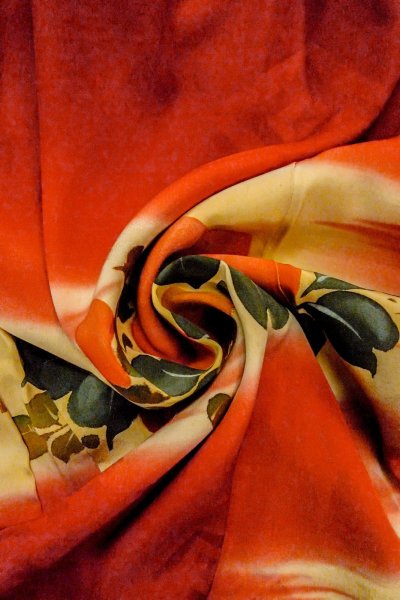 画像18: O1205D 女性用 羽織   シルク（正絹） 鮮やか赤色,  菊 【中古】【USED】【リサイクル】 ★☆☆☆☆【O1205D】 (18)