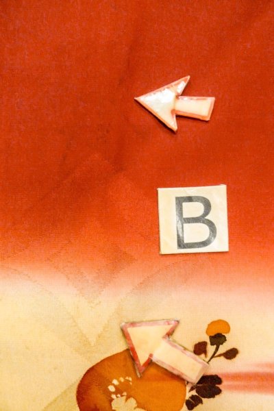 画像21: O1205D 女性用 羽織   シルク（正絹） 鮮やか赤色,  菊 【中古】【USED】【リサイクル】 ★☆☆☆☆【O1205D】 (21)