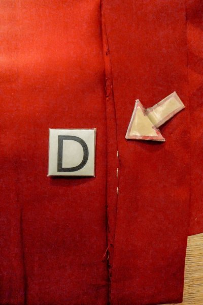 画像23: O1205D 女性用 羽織   シルク（正絹） 鮮やか赤色,  菊 【中古】【USED】【リサイクル】 ★☆☆☆☆【O1205D】 (23)