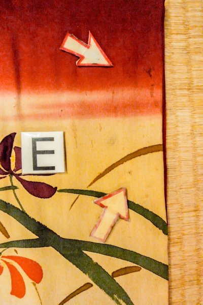 画像24: O1205D 女性用 羽織   シルク（正絹） 鮮やか赤色,  菊 【中古】【USED】【リサイクル】 ★☆☆☆☆【O1205D】 (24)