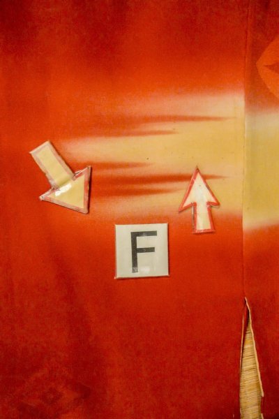 画像25: O1205D 女性用 羽織   シルク（正絹） 鮮やか赤色,  菊 【中古】【USED】【リサイクル】 ★☆☆☆☆【O1205D】 (25)