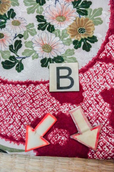 画像17: O1205F 女性用 羽織   シルク（正絹） 赤色,  ぼたん 【中古】【USED】【リサイクル】 ★★☆☆☆【O1205F】 (17)