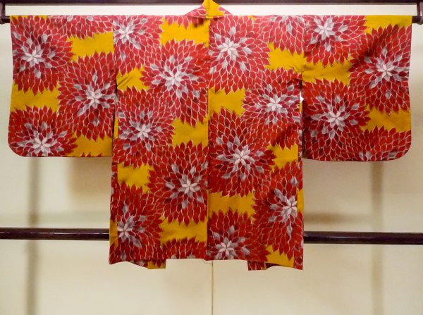 画像2: O1205J 女性用 羽織   シルク（正絹） 深い赤色,  花 【中古】【USED】【リサイクル】 ★★☆☆☆【O1205J】 (2)