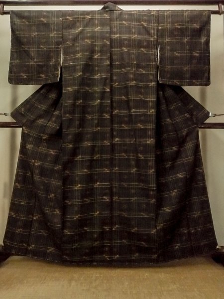 画像1: O1209G 女性用 紬  久米島紬  シルク（正絹） 深い茶色,  チェック柄 【中古】【USED】【リサイクル】 ★★★★☆【O1209G】 (1)