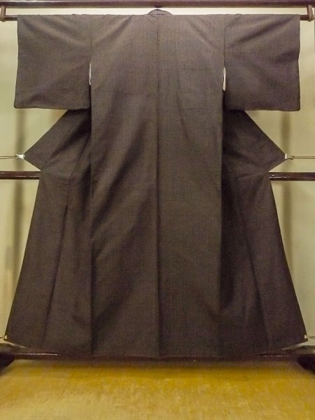 画像1: O1209J 女性用 紬   シルク（正絹） 深い黒,  亀甲 【中古】【USED】【リサイクル】 ★★★★☆【O1209J】 (1)