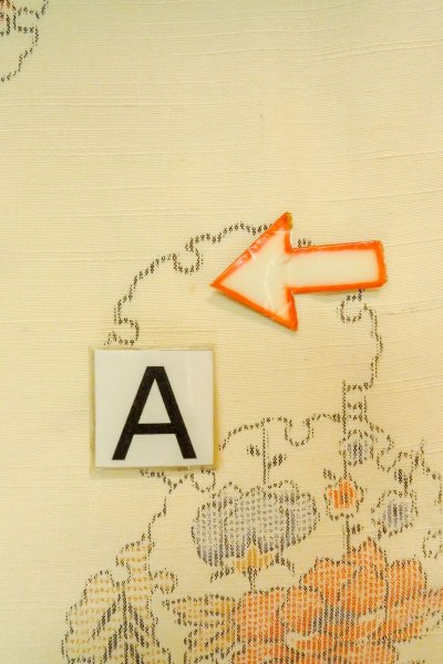 画像14: O1209L 女性用 紬   シルク（正絹） 淡いアイボリー,  花 【中古】【USED】【リサイクル】 ★★☆☆☆【O1209L】 (14)