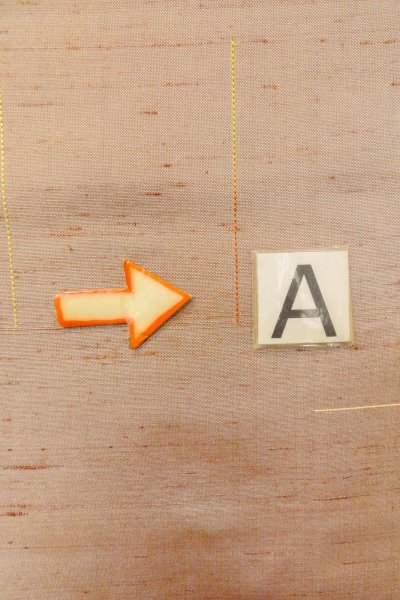 画像14: O1209M 女性用 紬   シルク（正絹） 淡い赤色,  線 【中古】【USED】【リサイクル】 ★★★☆☆【O1209M】 (14)