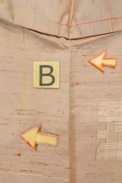 画像15: O1209M 女性用 紬   シルク（正絹） 淡い赤色,  線 【中古】【USED】【リサイクル】 ★★★☆☆【O1209M】 (15)