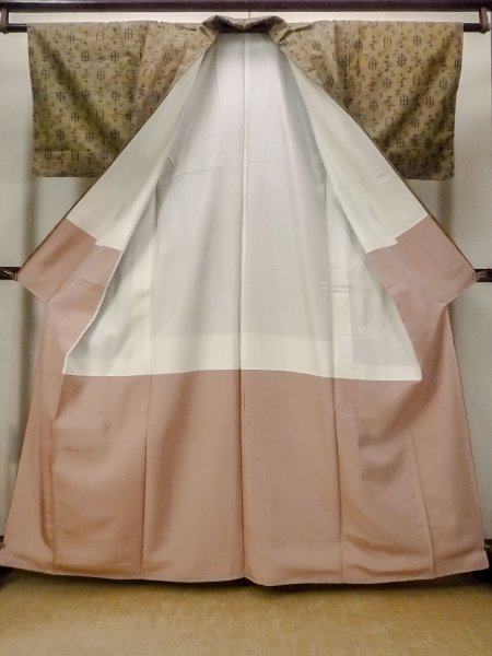 画像2: O1209Q 女性用 紬   シルク（正絹） 灰色がかった黄み茶色,  幾何学模様 【中古】【USED】【リサイクル】 ★★★★☆【O1209Q】 (2)