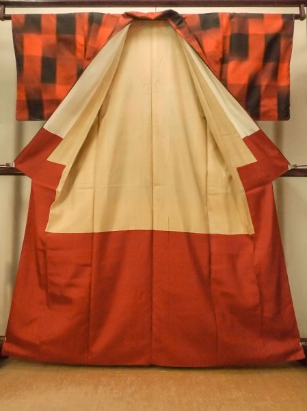 画像2: O1209R 女性用 紬   シルク（正絹） 鮮やか朱赤,  チェック柄 【中古】【USED】【リサイクル】 ★★★★☆【O1209R】 (2)