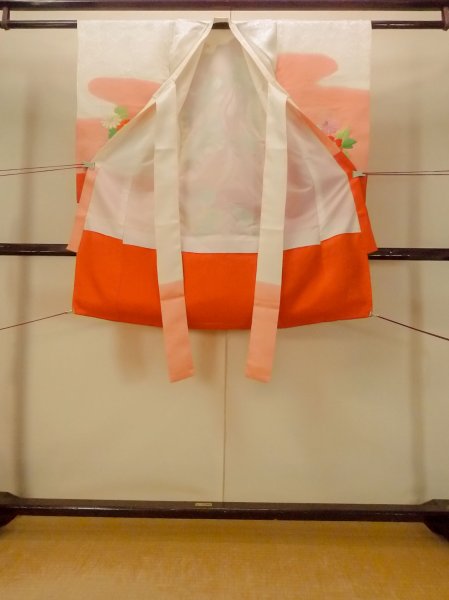 画像2: O1225F 女性用 女の子用着物   シルク（正絹） 白,  菊 【中古】【USED】【リサイクル】 ★☆☆☆☆【O1225F】 (2)