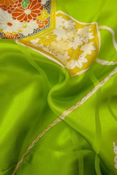 画像11: O1225I 女性用 女の子用着物   シルク（正絹） 光沢のある黄緑色,  菊 【中古】【USED】【リサイクル】 ★★★☆☆【O1225I】 (11)
