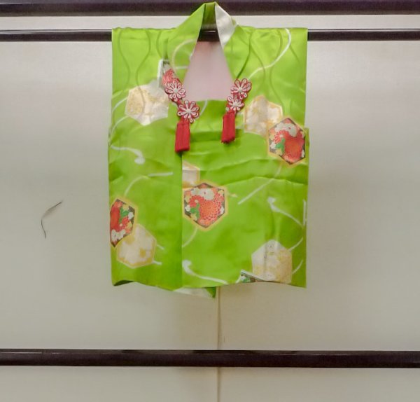 画像1: O1225J 女性用 女の子用着物   シルク（正絹） 光沢のある黄緑色,  菊 【中古】【USED】【リサイクル】 ★★★★☆【O1225J】 (1)