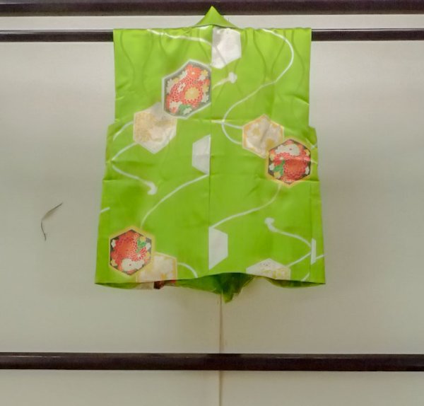 画像2: O1225J 女性用 女の子用着物   シルク（正絹） 光沢のある黄緑色,  菊 【中古】【USED】【リサイクル】 ★★★★☆【O1225J】 (2)