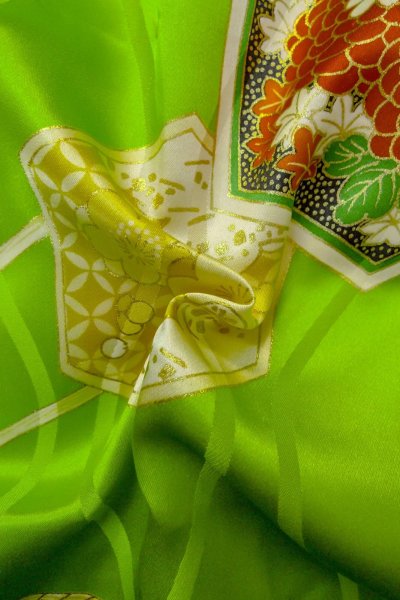 画像11: O1225J 女性用 女の子用着物   シルク（正絹） 光沢のある黄緑色,  菊 【中古】【USED】【リサイクル】 ★★★★☆【O1225J】 (11)