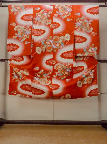 画像1: O1225L 女性用 女の子用着物   シルク（正絹） 光沢のある赤色,  ぼたん 【中古】【USED】【リサイクル】 ★★★☆☆【O1225L】 (1)