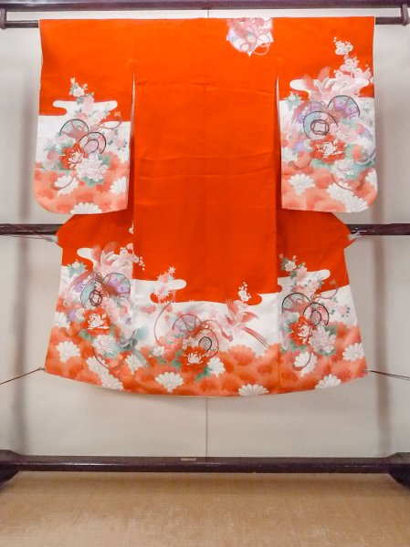 画像1: O1225O 女性用 女の子用着物   化繊 光沢のある鮮やか赤色,  ぼたん 【中古】【USED】【リサイクル】 ★★☆☆☆【O1225O】 (1)
