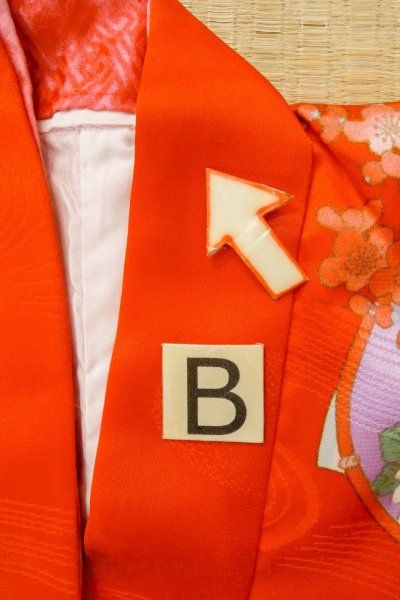 画像15: O1225O 女性用 女の子用着物   化繊 光沢のある鮮やか赤色,  ぼたん 【中古】【USED】【リサイクル】 ★★☆☆☆【O1225O】 (15)