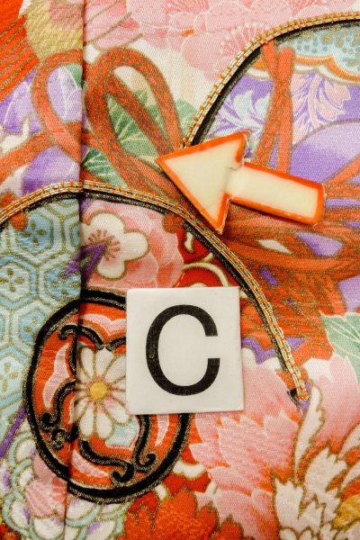 画像16: O1225O 女性用 女の子用着物   化繊 光沢のある鮮やか赤色,  ぼたん 【中古】【USED】【リサイクル】 ★★☆☆☆【O1225O】 (16)