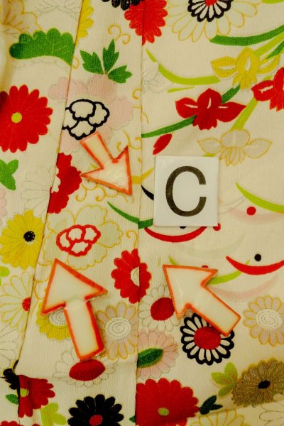 画像16: O1225P 女性用 女の子用着物   シルク（正絹） アイボリー,  菊 【中古】【USED】【リサイクル】 ★★☆☆☆【O1225P】 (16)