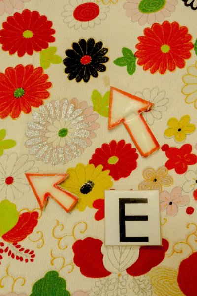 画像18: O1225P 女性用 女の子用着物   シルク（正絹） アイボリー,  菊 【中古】【USED】【リサイクル】 ★★☆☆☆【O1225P】 (18)