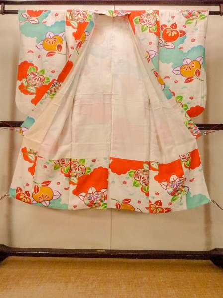 画像2: O1225U 女性用 女の子用着物   シルク（正絹） オフ　ホワイト,  桜 【中古】【USED】【リサイクル】 ★★☆☆☆【O1225U】 (2)