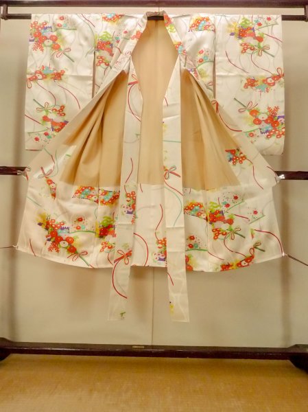 画像2: O1225V 女性用 女の子用着物   シルク（正絹） 光沢のある白,  菊 【中古】【USED】【リサイクル】 ★★★☆☆【O1225V】 (2)