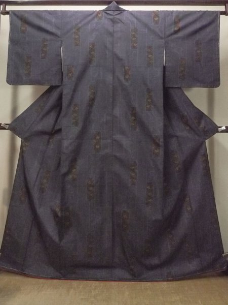 画像1: O1225Z 女性用 紬   シルク（正絹） 紺,  唐花 【中古】【USED】【リサイクル】 ★★★★☆【O1225Z】 (1)