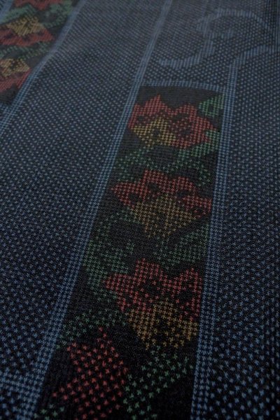 画像8: O1225Z 女性用 紬   シルク（正絹） 紺,  唐花 【中古】【USED】【リサイクル】 ★★★★☆【O1225Z】 (8)