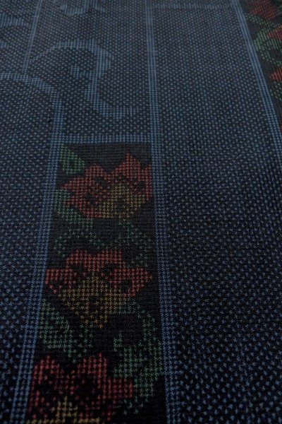 画像9: O1225Z 女性用 紬   シルク（正絹） 紺,  唐花 【中古】【USED】【リサイクル】 ★★★★☆【O1225Z】 (9)