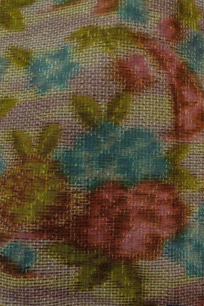 画像5: O1226D 女性用 紬   シルク（正絹） 淡い灰色がかったマルチカラー,  花 【中古】【USED】【リサイクル】 ★★★★☆【O1226D】 (5)