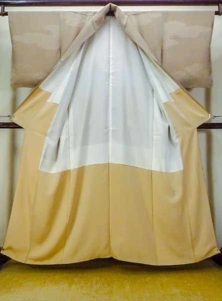 画像3: P0109B 女性用 留袖   シルク（正絹） 淡い茶色,  花 【中古】【USED】【リサイクル】 ★★☆☆☆【P0109B】 (3)