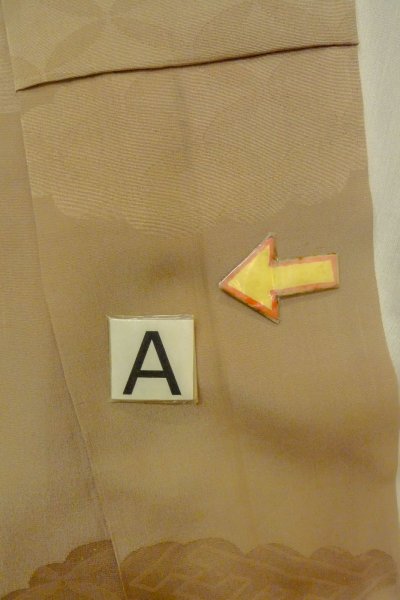 画像19: P0109B 女性用 留袖   シルク（正絹） 淡い茶色,  花 【中古】【USED】【リサイクル】 ★★☆☆☆【P0109B】 (19)