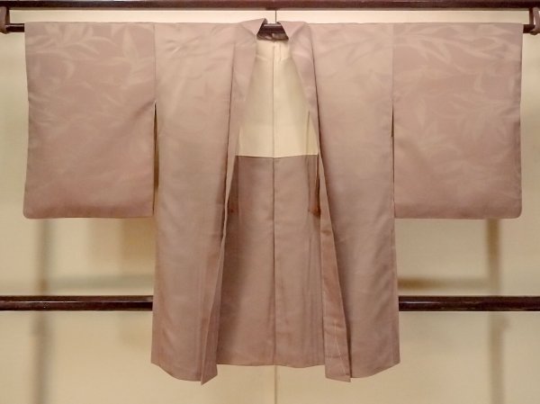 画像1: P0109C 女性用 羽織   シルク（正絹） 薄い灰色がかった桃色,  唐草 【中古】【USED】【リサイクル】 ★★☆☆☆【P0109C】 (1)