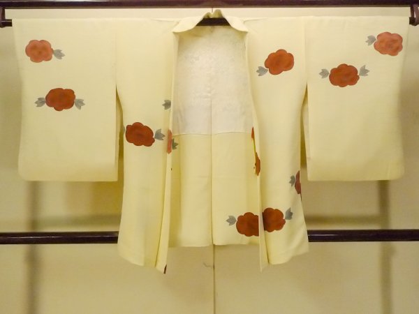 画像1: P0109K 女性用 羽織   シルク（正絹） 光沢のあるアイボリー,  椿 【中古】【USED】【リサイクル】 ★★★☆☆【P0109K】 (1)
