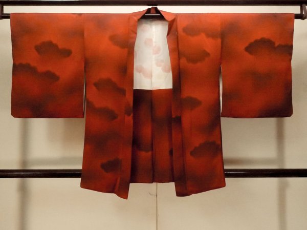 画像1: P0109S 女性用 羽織   シルク（正絹） 鮮やか朱赤,  雲 【中古】【USED】【リサイクル】 ★★★☆☆【P0109S】 (1)