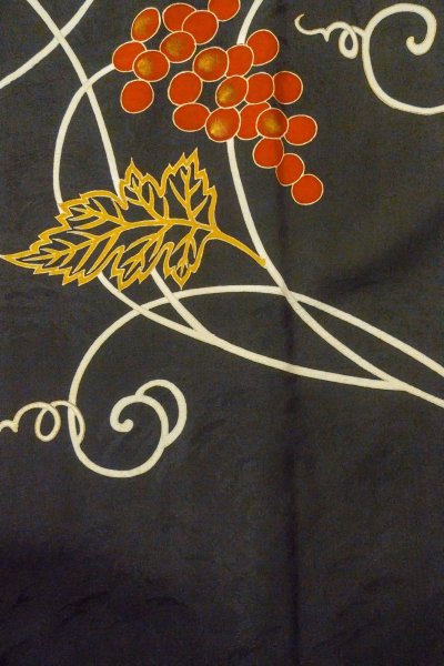 画像4: P0120E 女性用 羽織   シルク（正絹） 黒,  つた 【中古】【USED】【リサイクル】 ★★★★☆【P0120E】 (4)