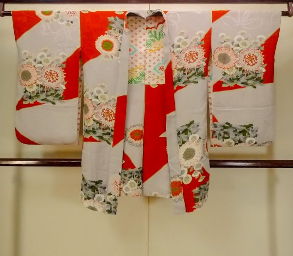 画像1: P0120H 女性用 羽織   シルク（正絹） 淡い灰色,  ぼたん 【中古】【USED】【リサイクル】 ★★☆☆☆【P0120H】 (1)